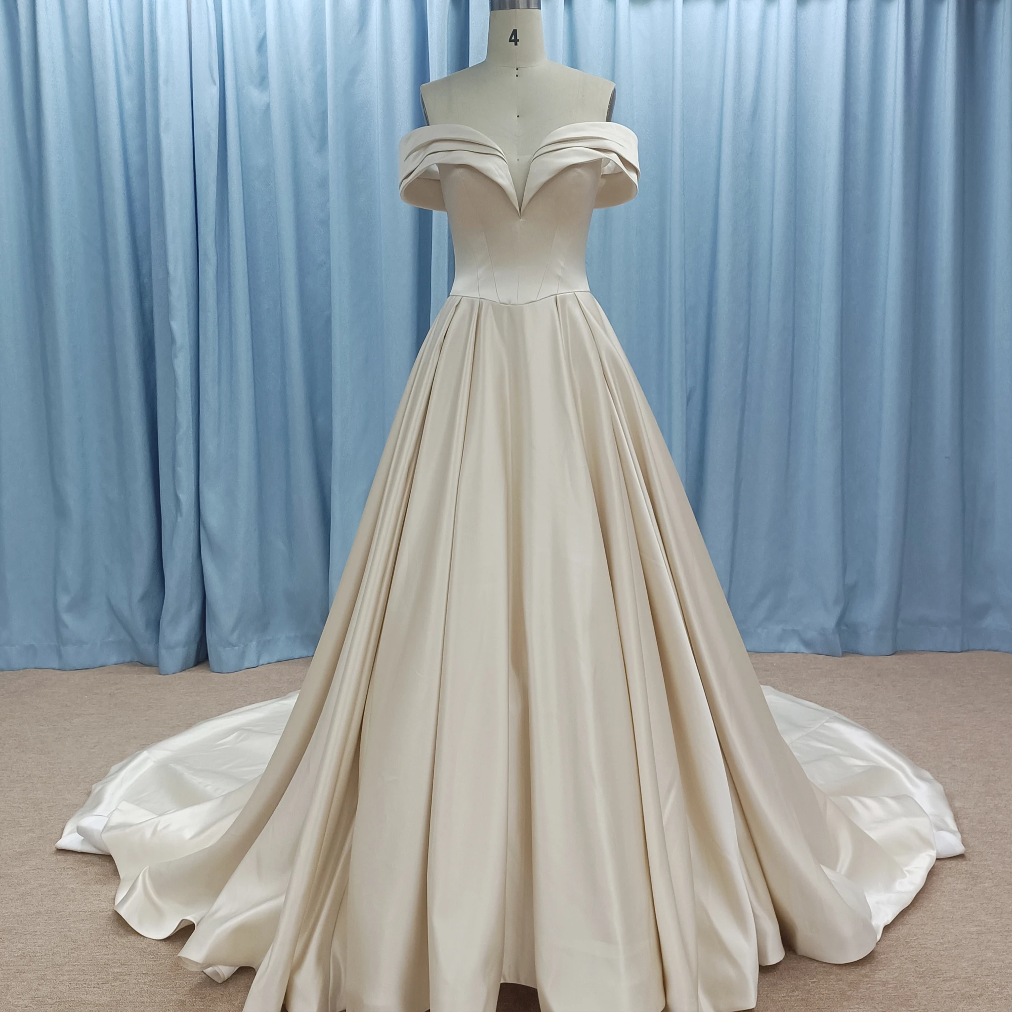 โรซี่เมย์ชุดแต่งงานผ้าซาตินทรงเอไลน์แบบเปิดไหล่ คอวี ชุดเจ้าสาวสุดหรู