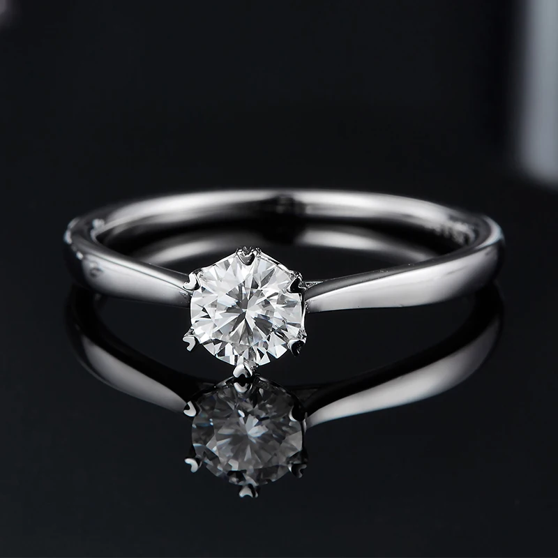 

Классическое обручальное кольцо с шестью зубцами, комплект с лабораторным выращенным бриллиантом 0,5 карата и изготовленным из серебра 925 пробы, представляет собой подарок.