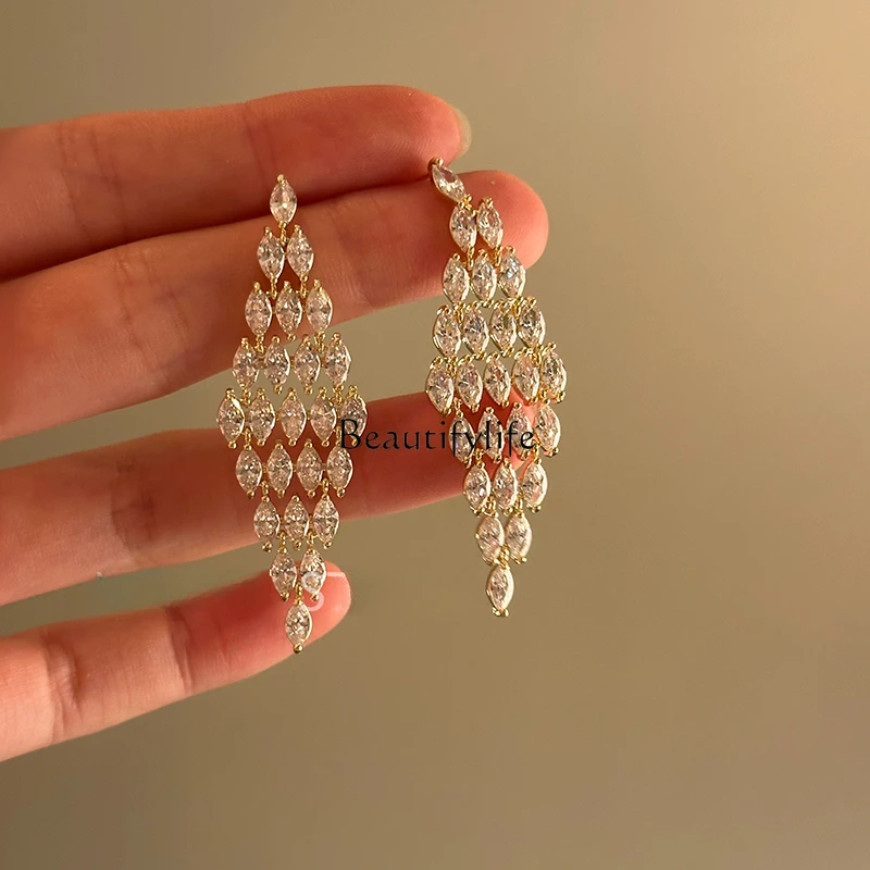 

Fashion temperament Long rhombus zircon fringed earrings Light luxury niche exaggerated earrings