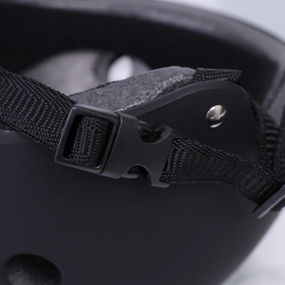 سلامة الكبار باللون الأسود مقاس S 49-53 سم وسادة بلاستيكية قوية عالية الكثافة هدية معدات ركوب الخيل