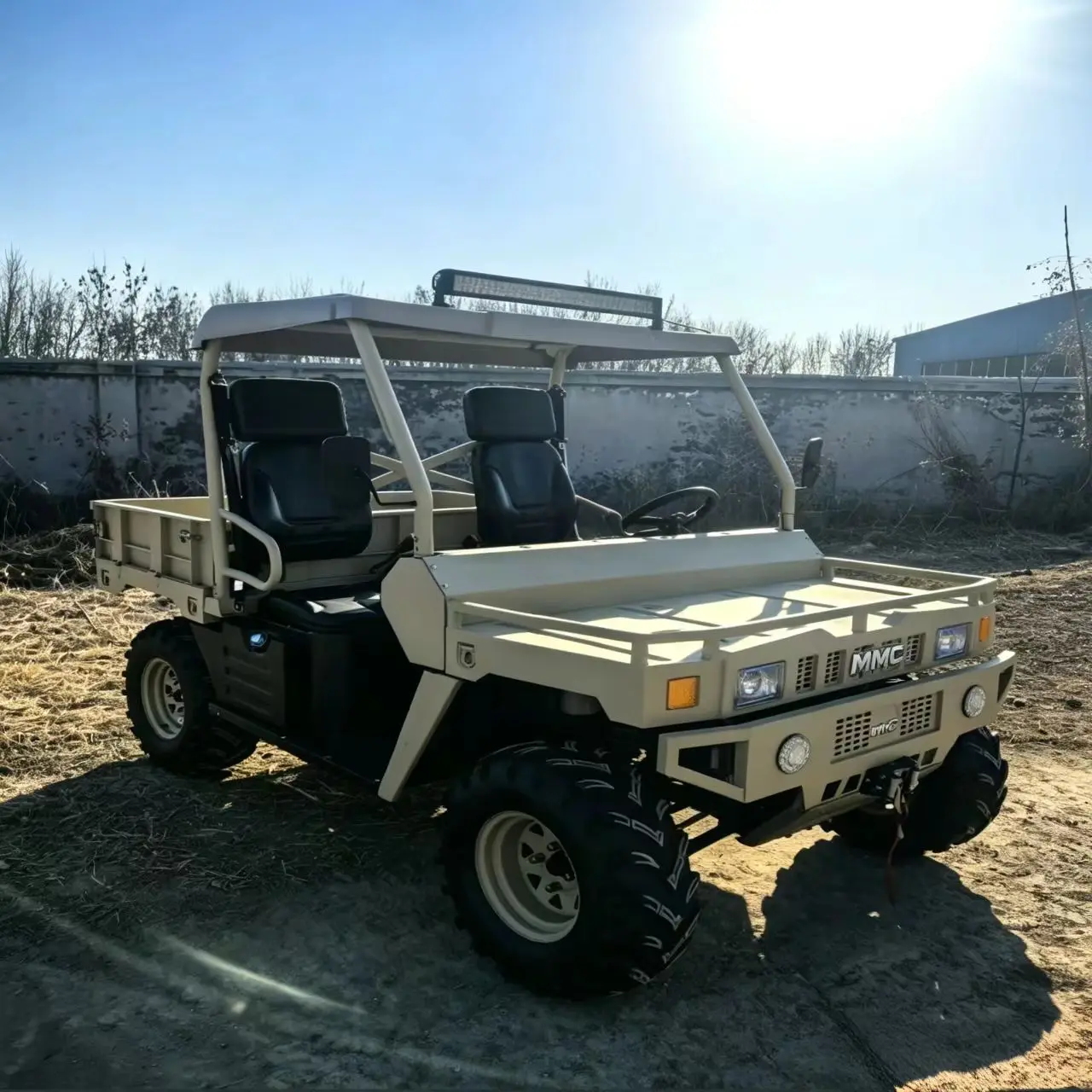 Two-seater four-person electric UTV all-terrain off-road vehicle, beach and mountain go-kart, scenic area operation vehicle.