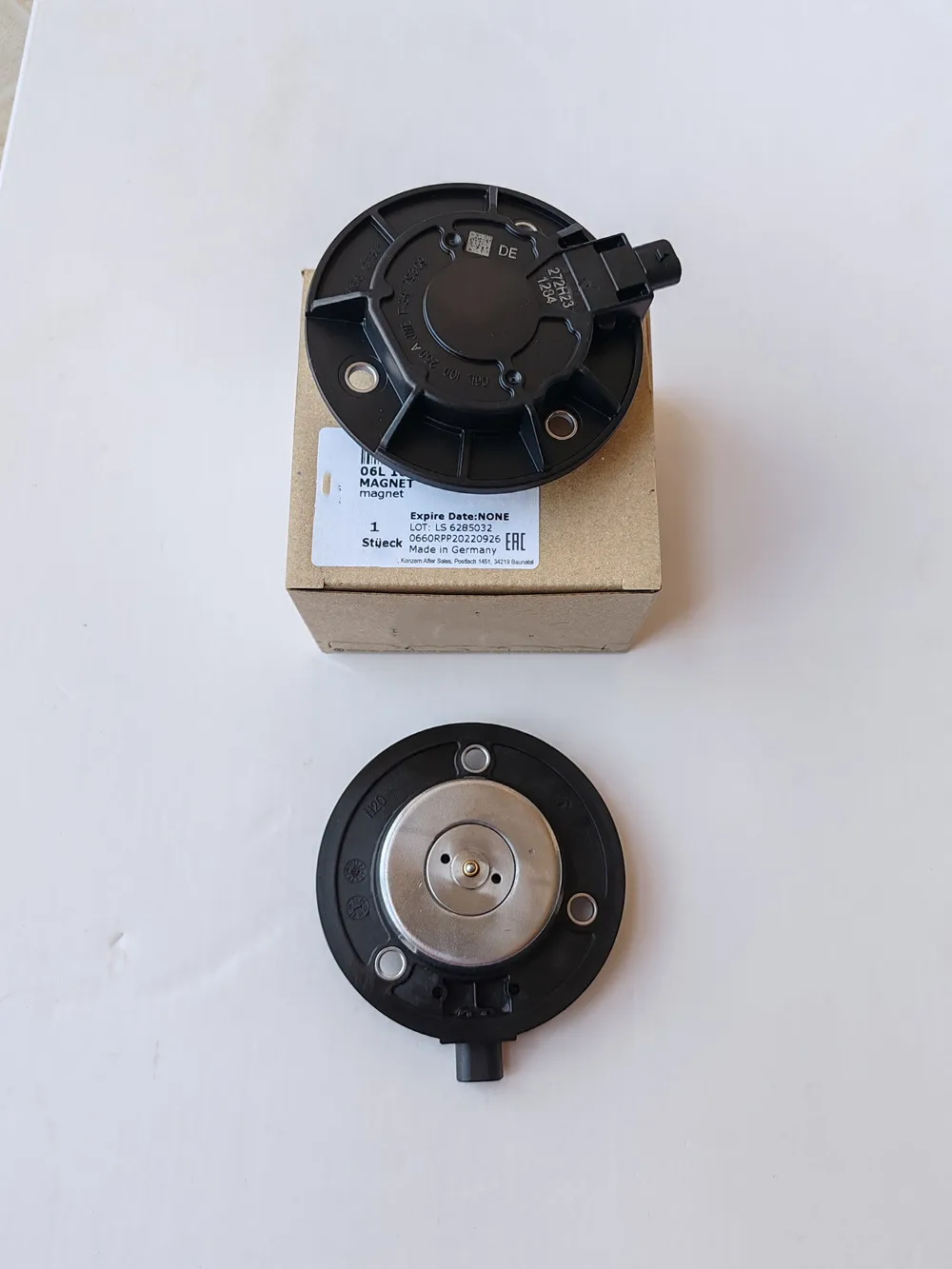 

Genuine Part NEW 06L109259D OEM Camshaft Adjuster Magnet for AUDI Q5 A4 VW Jetta Golf 1.8T 2.0T Gti 95810925911 / 95810925910