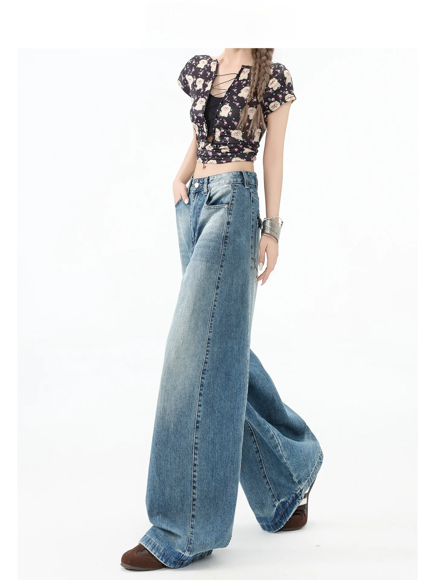 Jeans de Cintura Alta com Corte Larguinho e Estilo Americano para Mulheres com Formato Pêra, Jeans Azuis Drapeados e de Corte Reto da Forever 21