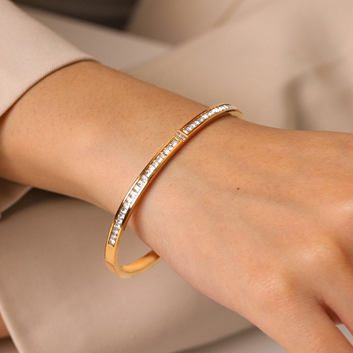 

Elegant Channel Set Zircon Hinged Bangle 18K Gold Plated Stainless Steel Bracelet For Women Waterproof Daily Party Wedding Gift