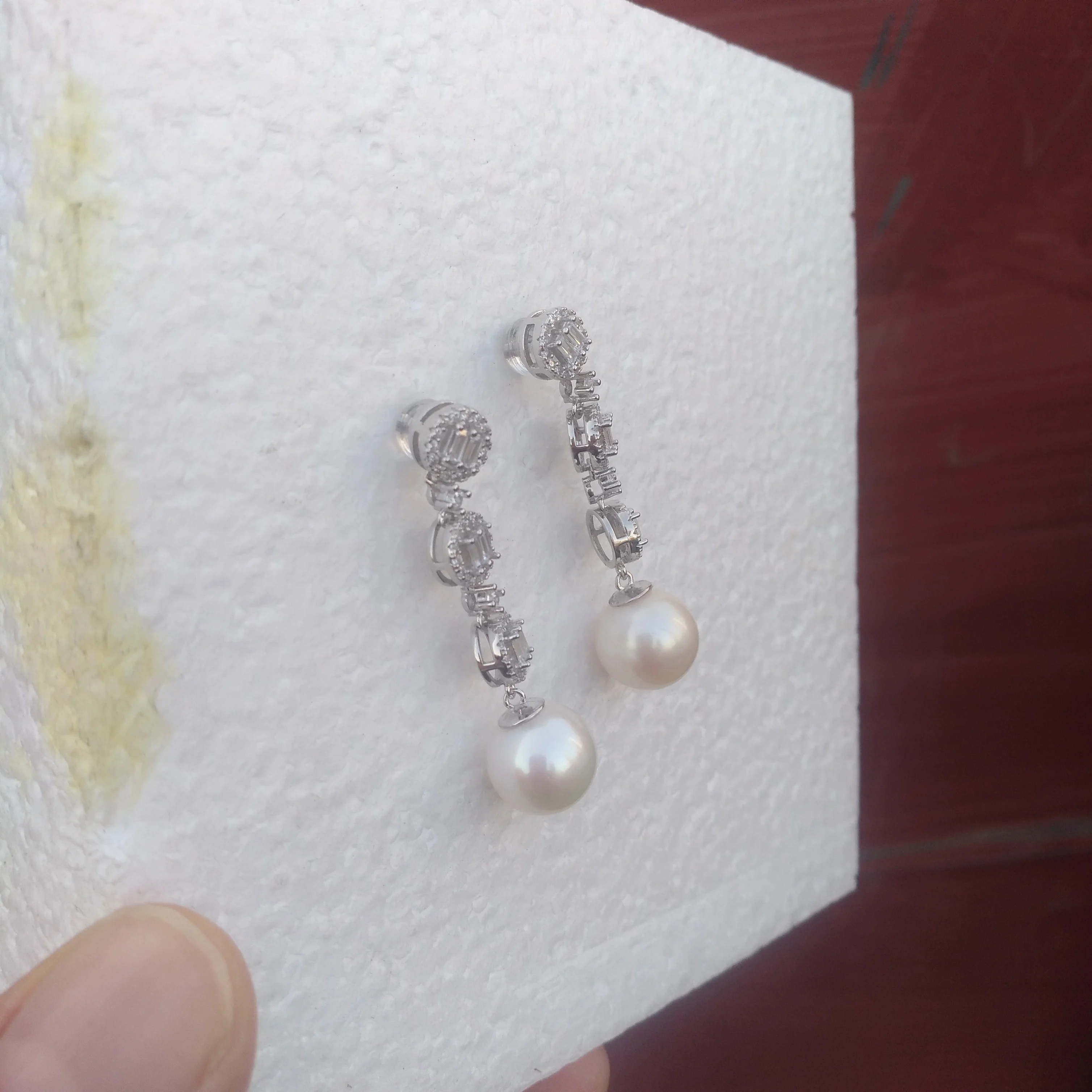 

Gorgeous AAA+ Japanese South Sea Round 10-11mm White Pearl Earring 925s.