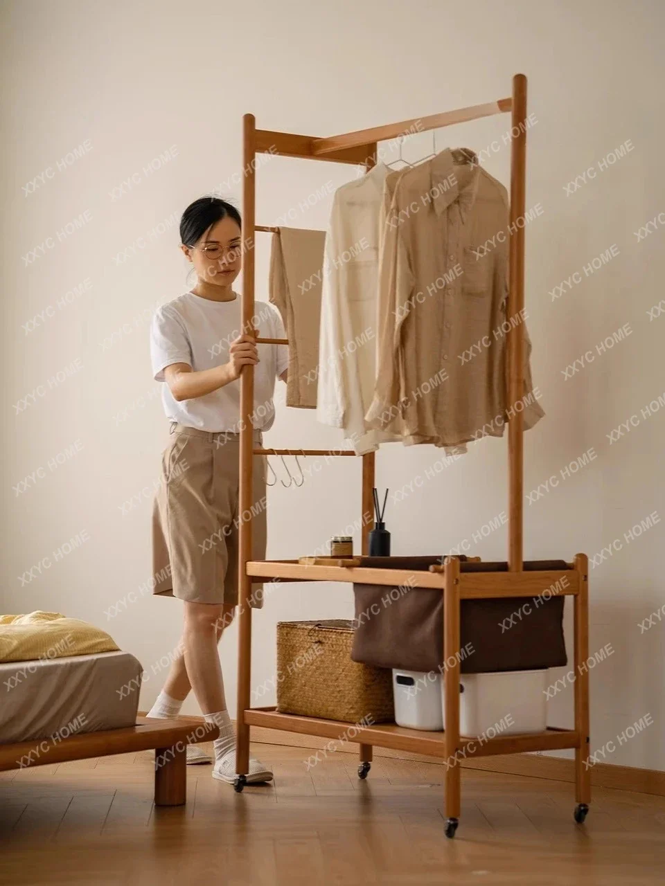 Peach edge coat rack Solid wood floor-to-ceiling bedroom Living room Small apartment Cherry wood removable hanger