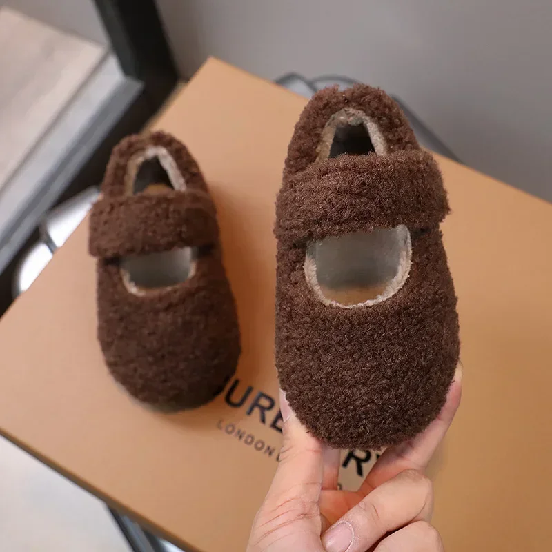 Zapatos cómodos de algodón para niños, nuevos zapatos de felpa para niñas, zapatillas exteriores de algodón a la moda para niñas, zapatos planos cálidos de marca para mujer