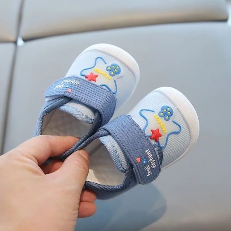 

Новая детская обувь для первой ходьбы для детей 0-2 лет, дышащая парусиновая обувь с мягкой подошвой и скрипучим мультяшным дизайном, унисекс, детская обувь для малышей
