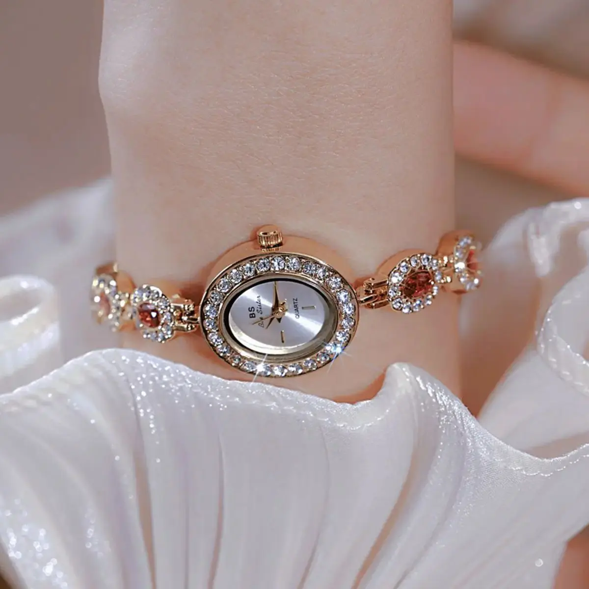 2025 Orologio da donna di vendita caldo Orologio da donna al quarzo di lusso Cinturino in acciaio inossidabile Orologio da studente con diamanti per donna Relogio