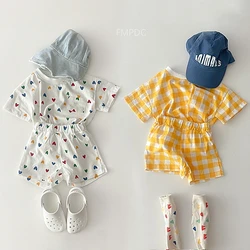 2024 Sommer Baby Mädchen Kleidung Set O-Ausschnitt T-Shirts Herz druck T-Shirt Plaid Shorts 2 Stück koreanische Säuglings anzüge lässig Kleinkind