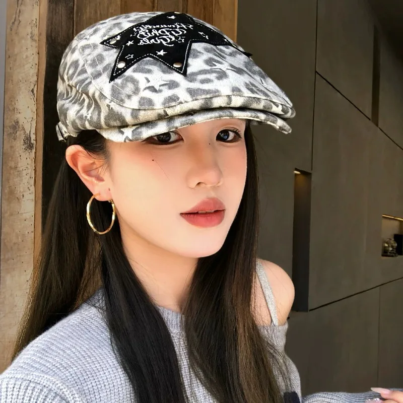Y2K Millennium Spice Girl Style Leopard Star Rivet Forward Cap Women Vintage Patch Decor Artistic Versatile Duckbill Berets
