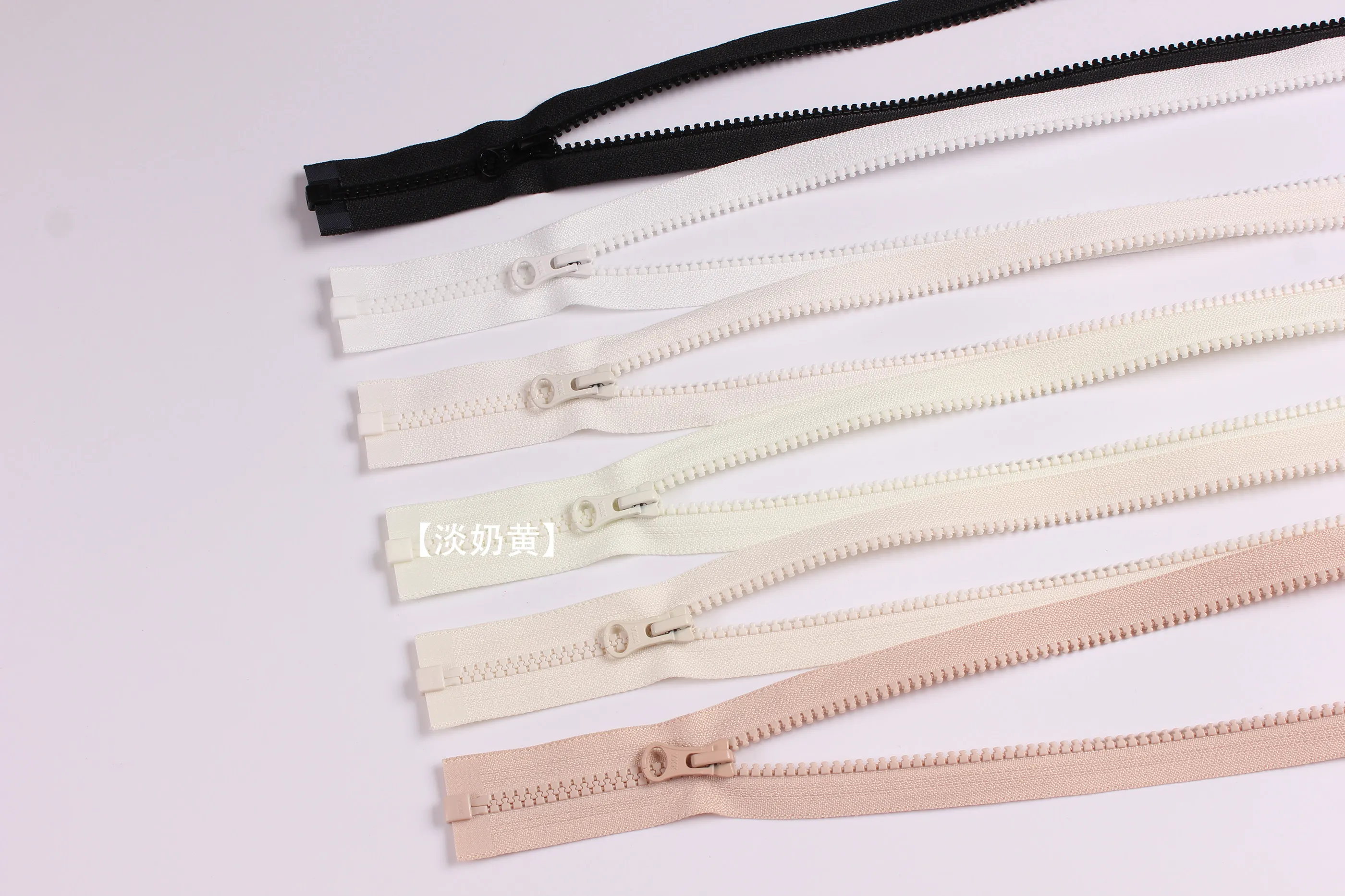 YKK-Reißverschluss Nr. 5 Harz-Gummi-Zahnöffnung, Reißverschluss am Schaf, dicke Schuljacke, Daunenbaumwolle, Echt – Detail 5