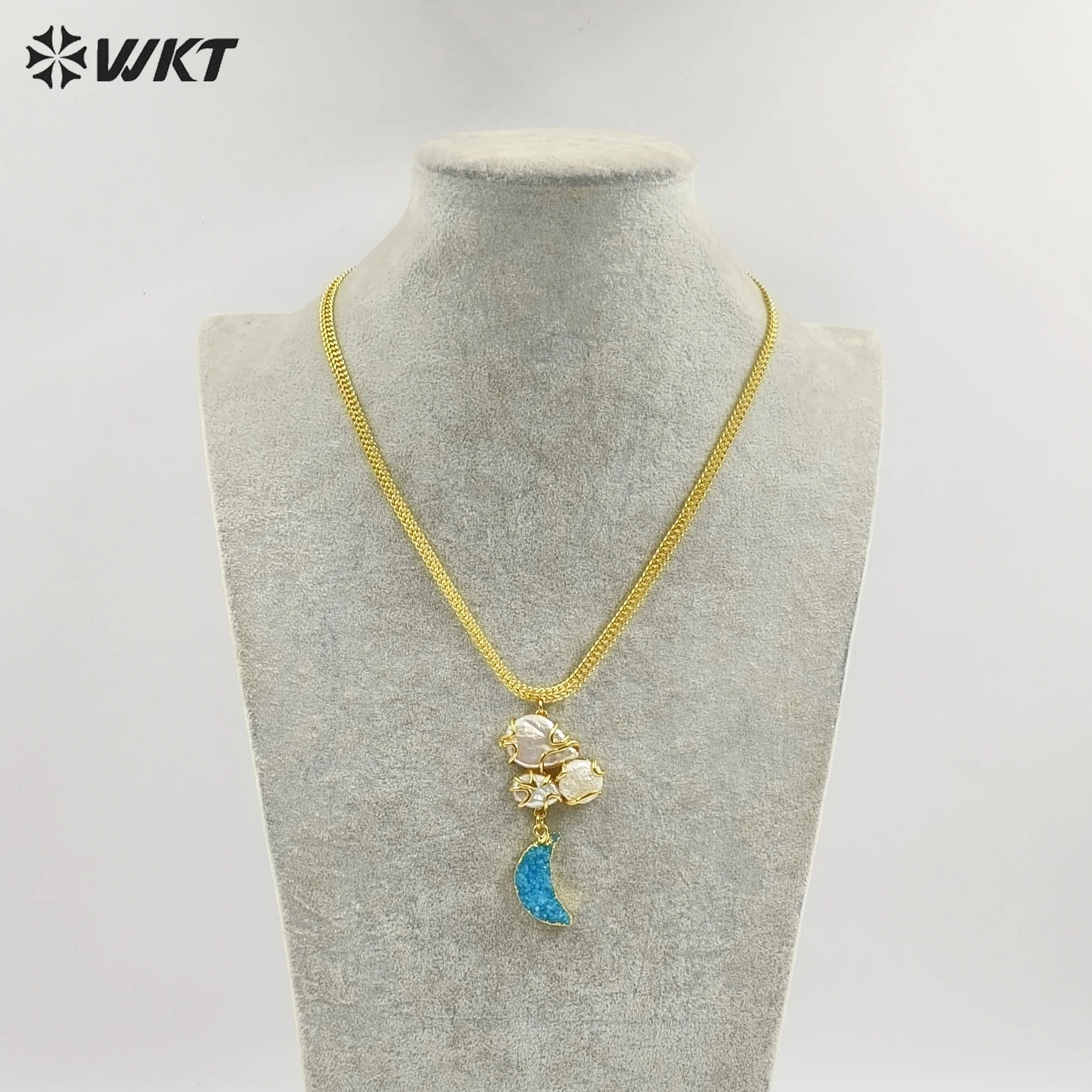 WT-JN399 Unique Design Gold Plated Natural Pearl Connect Moon Shape Stone Pendant Necklaces For Female Daily Decorative Jewelry