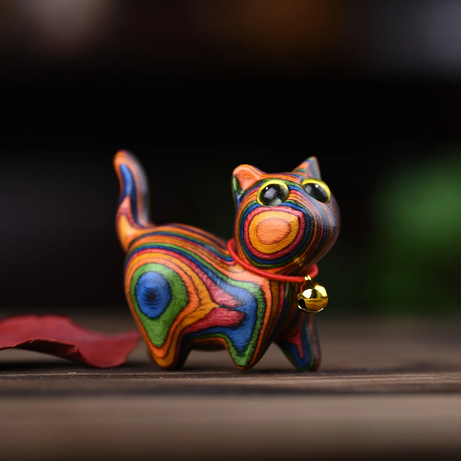 1 Piece Hand-Painted Wooden Curious Kitten Rainbow Wood Carving Cute Cat Figurine Rainbow Tilted-Head Kitten Mini Desktop Ornament Craft Home Creative Decoration Holiday Gift