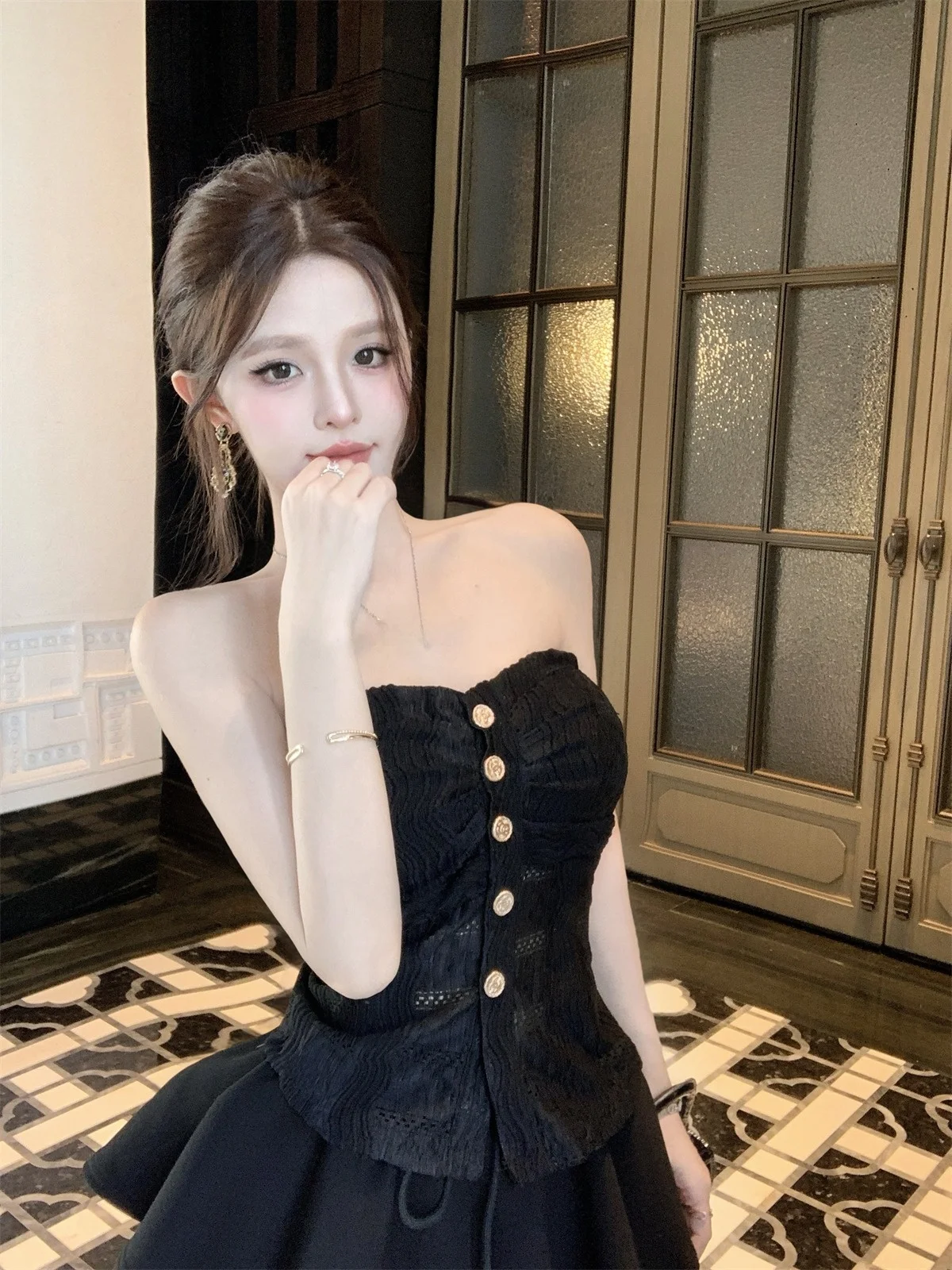 

Черный кружевной укороченный топ для женщин: весенне-летний облегающий дизайн, с золотыми пуговицами, без бретелек, короткий, для прогулок по городу