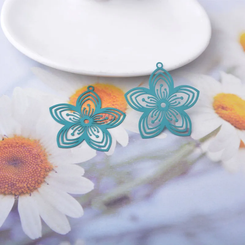 20 Stück AB9237 Messing-Schmuckanhänger in Hellgold mit bemalten Blumen, DIY-Zubehör für Damenohrringe – Detail 11