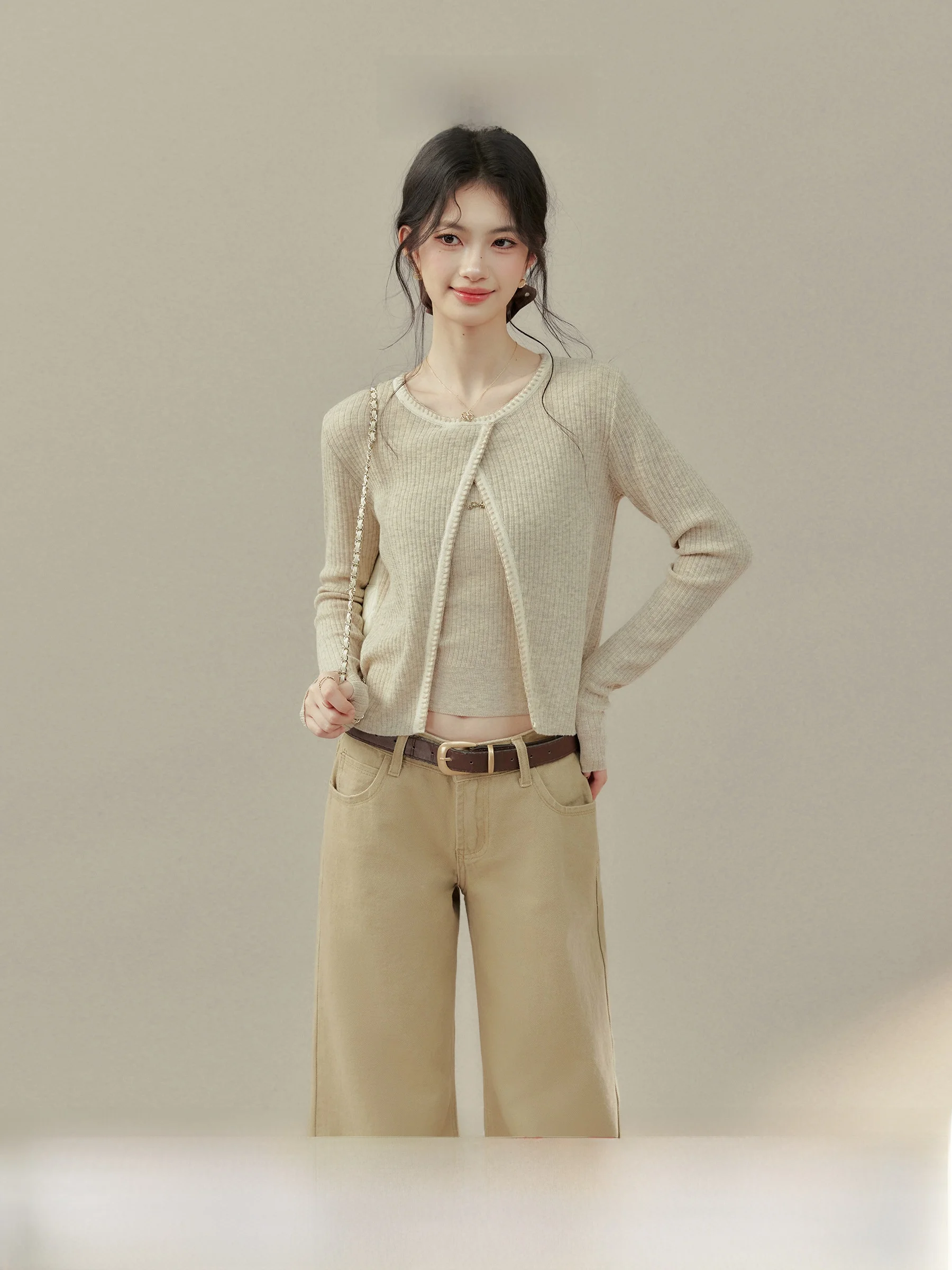 Conjunto de Dos Piezas: Chaleco de Punto Único y Top de Manga Larga para Mujer, Diseño Sensacional con Estilo 'Spring Day Milk Tea'