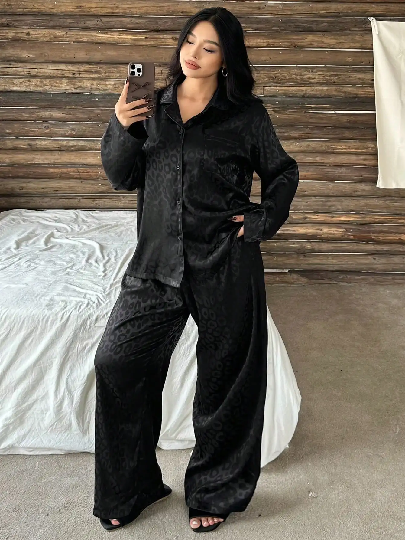

Черный атласный пижамный комплект с леопардовым принтом для женщин - свободный топ на пуговицах и брюки с широкими штанинами