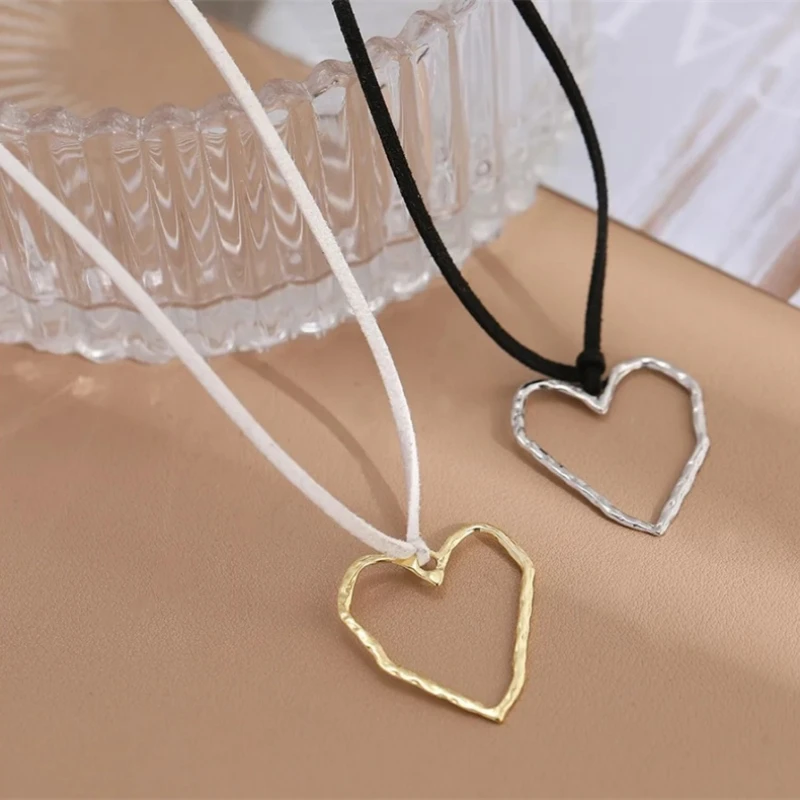 Vintage Goth Hollow Out Irregular Love Heart Pendant Necklace for Women Long Black Korean Velvet Choker Necklace Party Jewelry