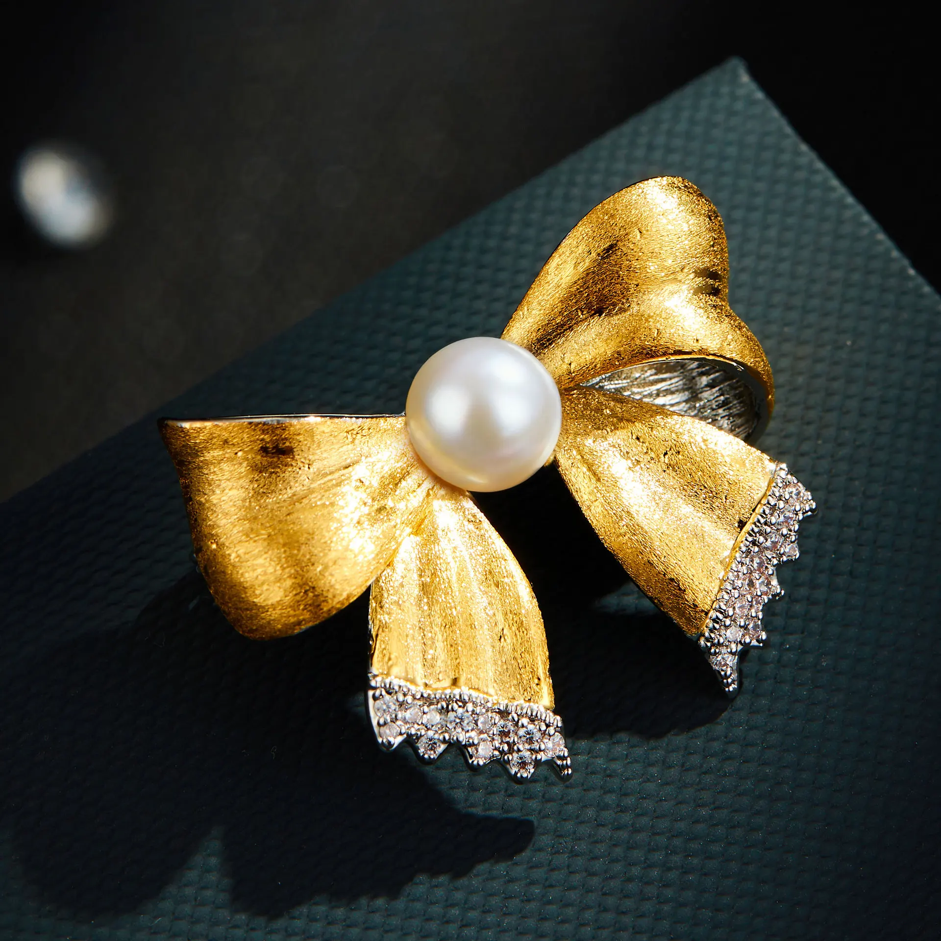 

Two-Tone Gold Bow Brooch,Brushed Copper with Zircon & Freshwater Pearl Brooch Pin for Women's Luxury Jewelry Gift