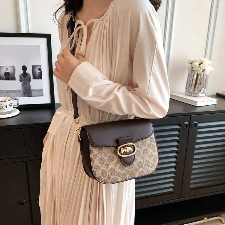 

Textured Underarm Bag, Women‘s Classic Shoulder & Crossbody Purse, Iconic Silhouette, Everyday Elegance