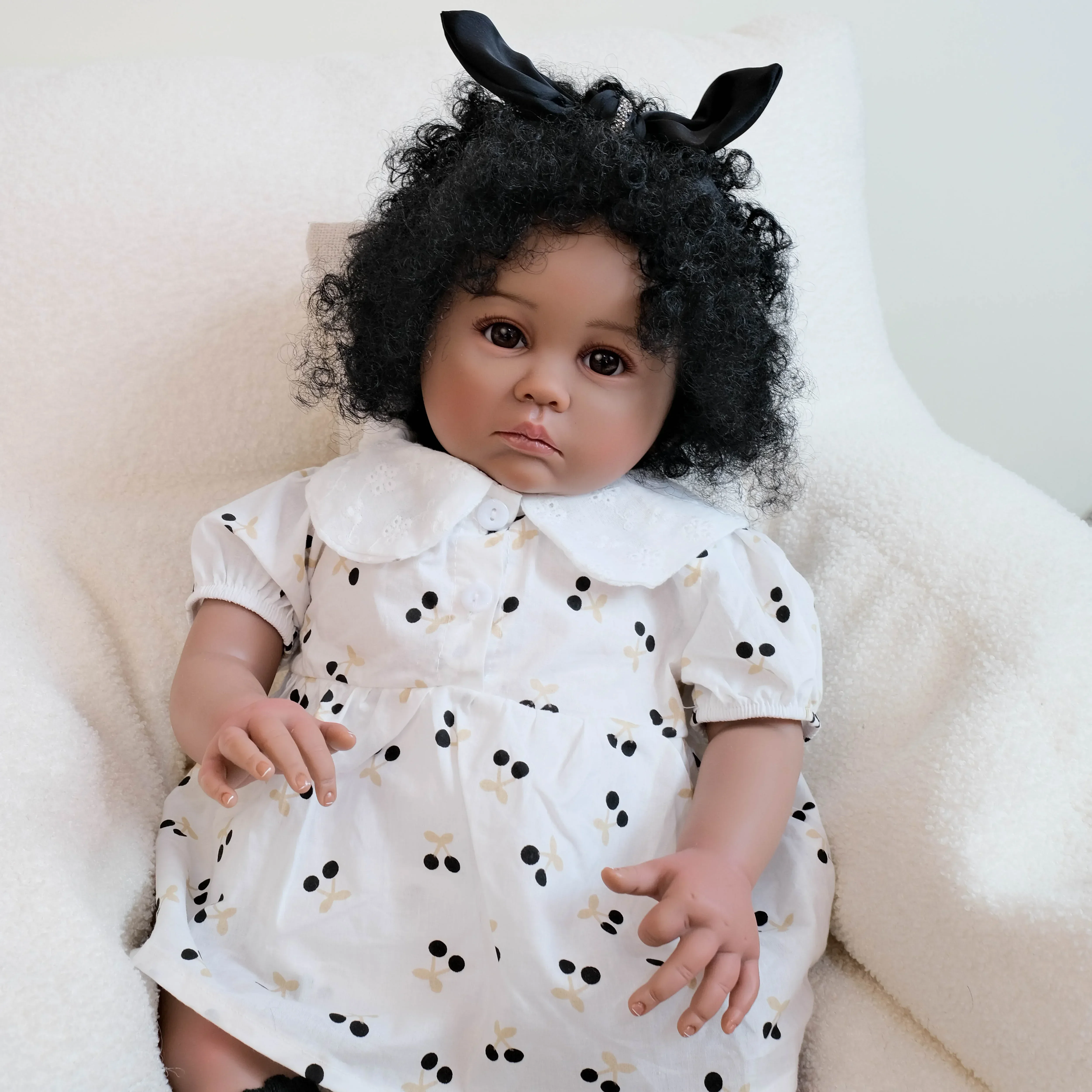 24-calowa Julieata Ciemna Skóra Miękki Materiał Ciało Wielowarstwowy Obraz Realistyczna Lalka Reborn Noworodek z Ręcznie Włosami