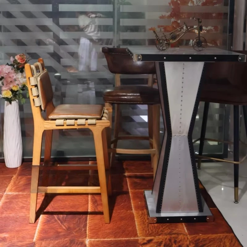 Sgabello da Bar di Lusso con Gambe in Legno e Seduta in Pelle di Prima Qualità, Design Unico con Intreccio a Cinghia per Caffè e Sala da Pranzo