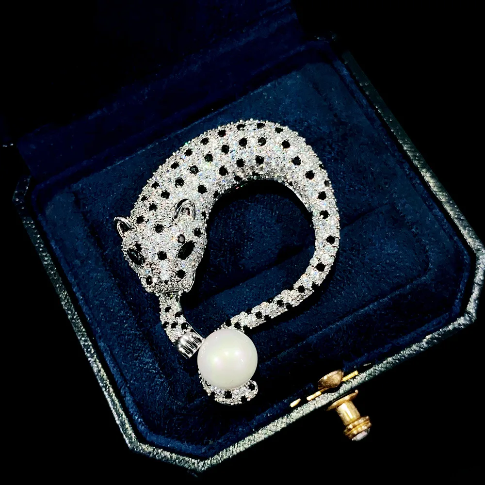 تألق كامل أسود أبيض الراين ليوبارد دبوس ل السترة معطف مساء حقيبة للجنسين بيان الحيوان بروش هدايا النساء الفاخرة