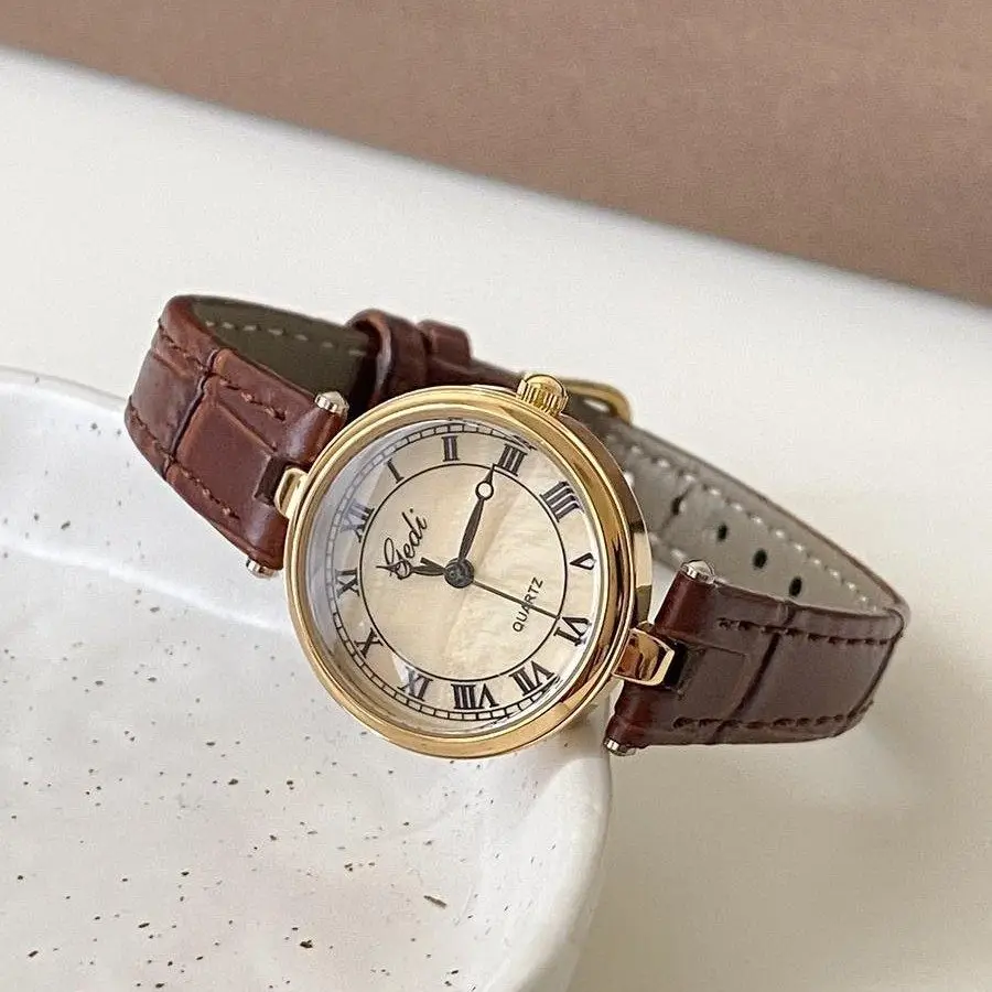 Neue Damenuhr im Vintage-Stil mit Perlmuttzifferblatt, leichter Luxus, exquisit und raffiniert, modische Quarzuhr für Studenten