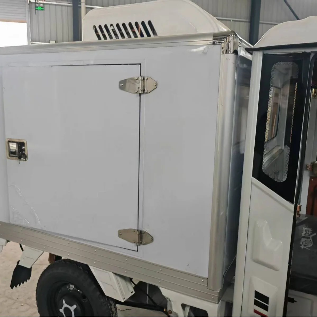 Electric Refrigerated Tricycle Stall Frozen Transportation Mobile Car 8~18℃ Adjustable Fully Enclosed Windproof Compartment