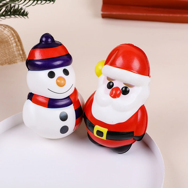 Urocze miniaturki świąteczne w stylu kreskówkowym: Święty Mikołaj, łoś, bałwan, choinka; 4 sztuki miękkich, łatwych do ściskania zabawek antystresowych.