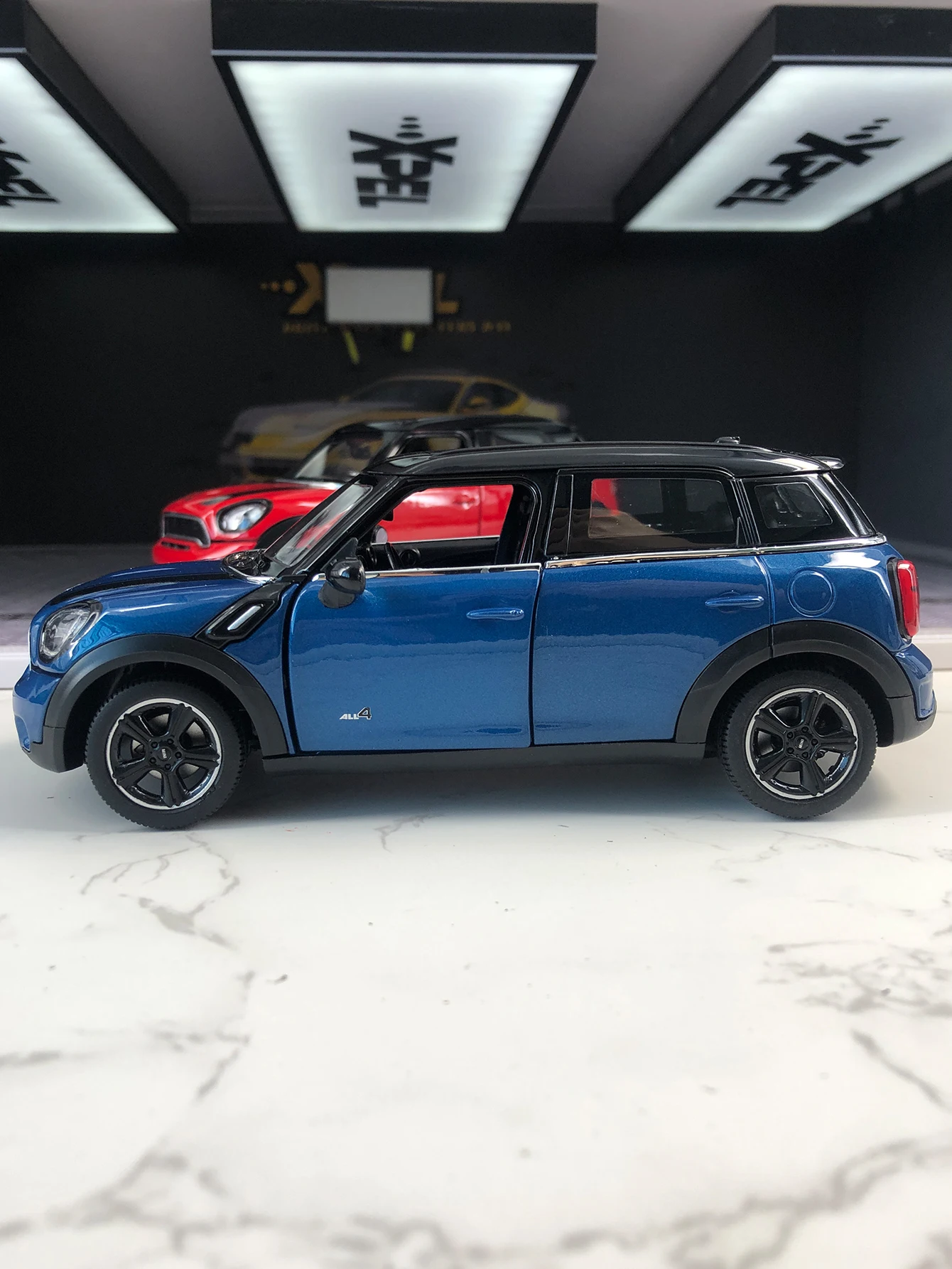Rastar 1:24 simulation zinc alloy BMW MINI Cooper S Countryman model car, static ornament, metal collectible gift car