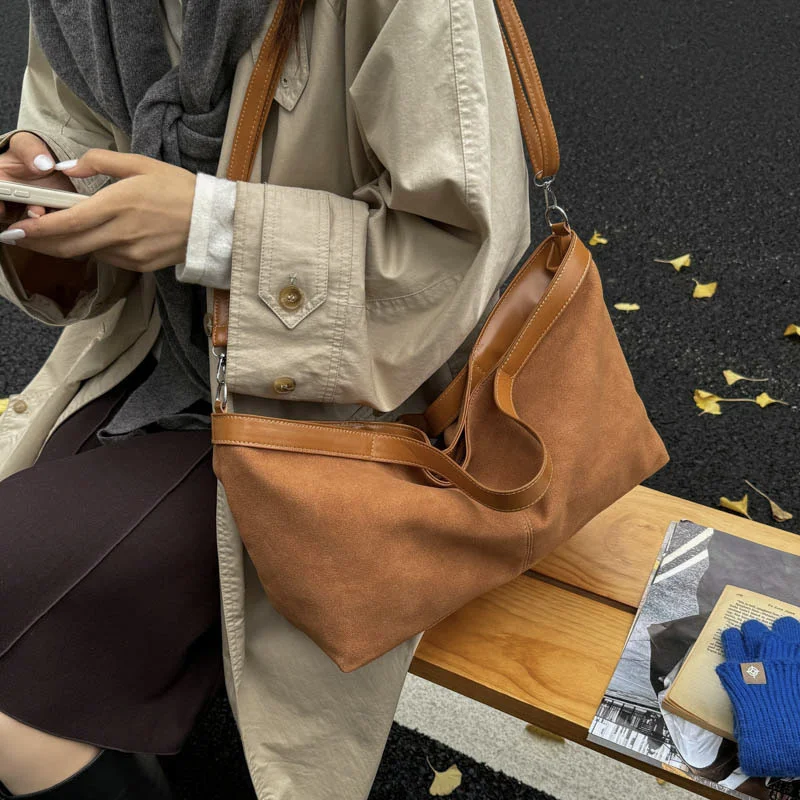 Große Umhängetasche mit Struktur, mattiertem Finish und Reißverschluss, Schultertasche, einfarbig, weiches, mattes Wildleder, Boston-Tasche, schlichter Stil. – Detail 8