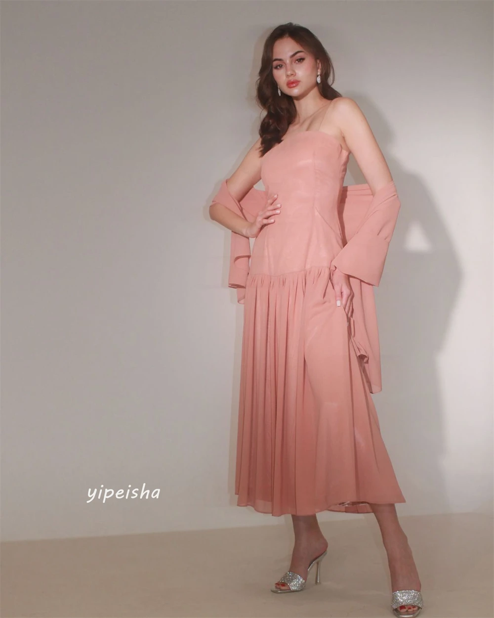 ชีฟอง Draped คริสต์มาส A-Line Strapless Bespoke โอกาสชุดเดรส Midi