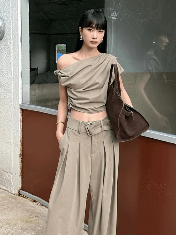 طقم نسائي أنيق لعام 2025 يتكون من بلوزة غير متماثلة وبنطلون واسع الساق بتصميم عصري