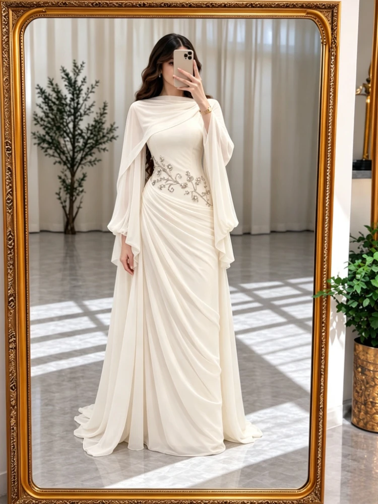 Maßgeschneidertes Elegantes Elfenbeinfarbenes Bescheidenes Abendkleid mit Hohem Kragen, Langen Cape-Ärmeln, Bestickten Perlenbesetzten Taillendetails und Drapiertem Chiffon