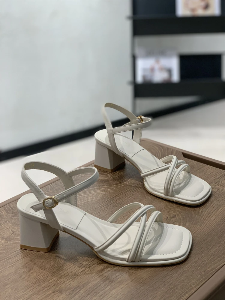صنادل نسائية بأسلوب خيالي لصيف 2025، تصميم جديد من الجلد بكعب سميك ومقدمة مفتوحة مع حزام وإبزيم، أحذية مريحة للسيدات #3