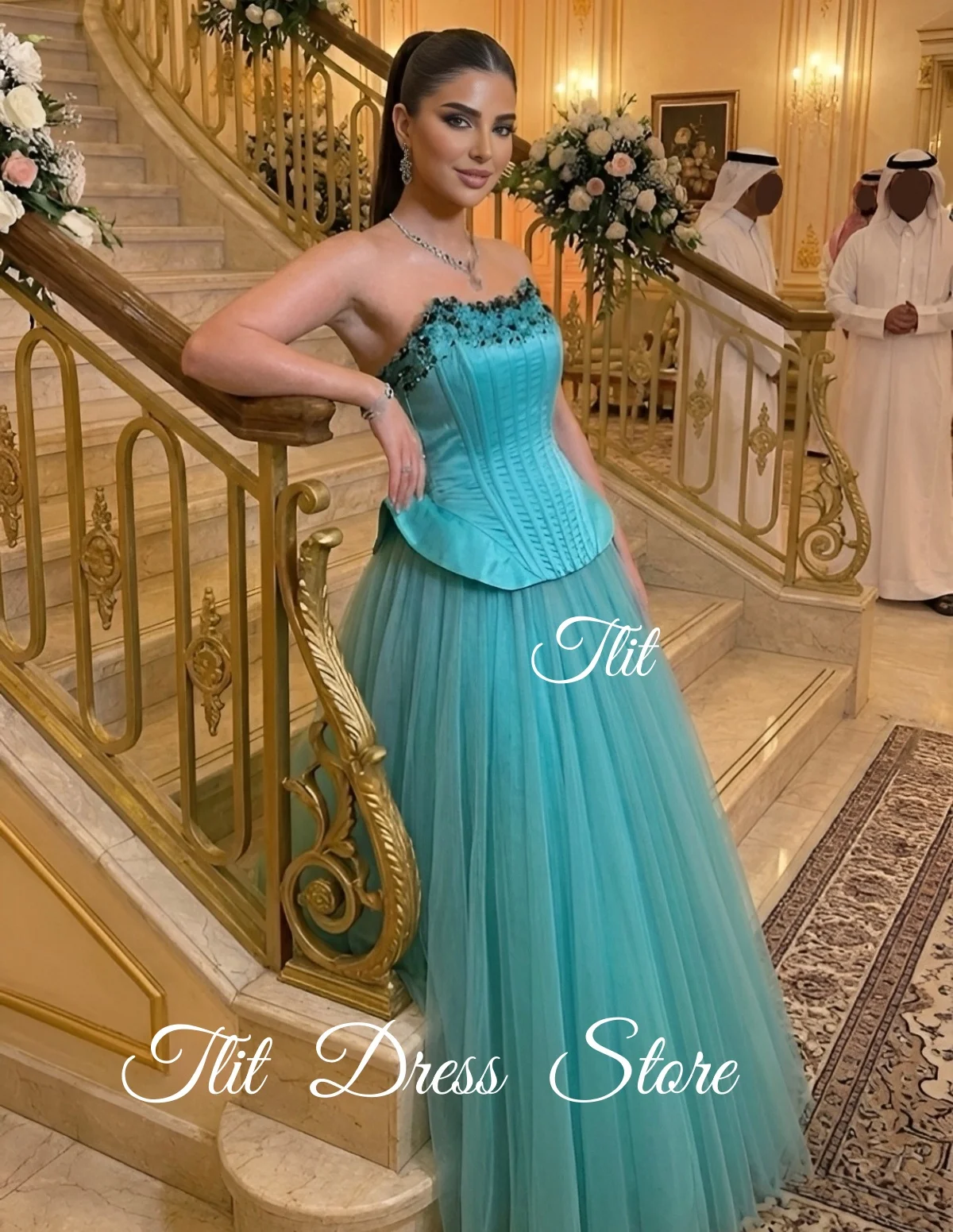 فستان سهرة أنيق من TLIT باللون الأزرق الداكن من الساتان والتول بدون حمالات فستان حفلات مزين بالكريستال وسحاب فيستدوس دي فييستا