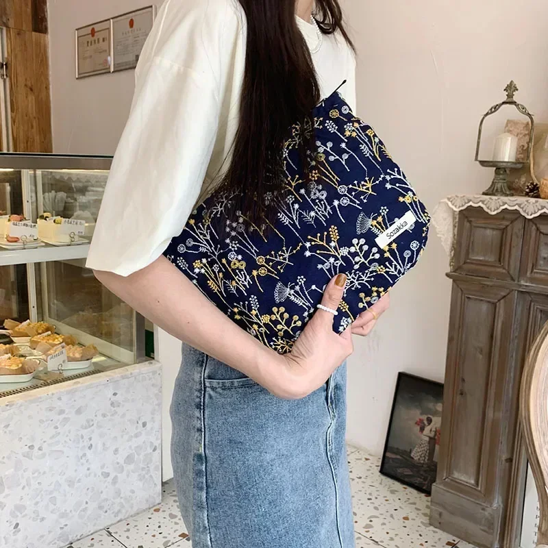 Fashion Embroidery Flower Cosmetic Bag for Women Large Capacity Makeup Lipstick Storage Portable Toiletry Bag case