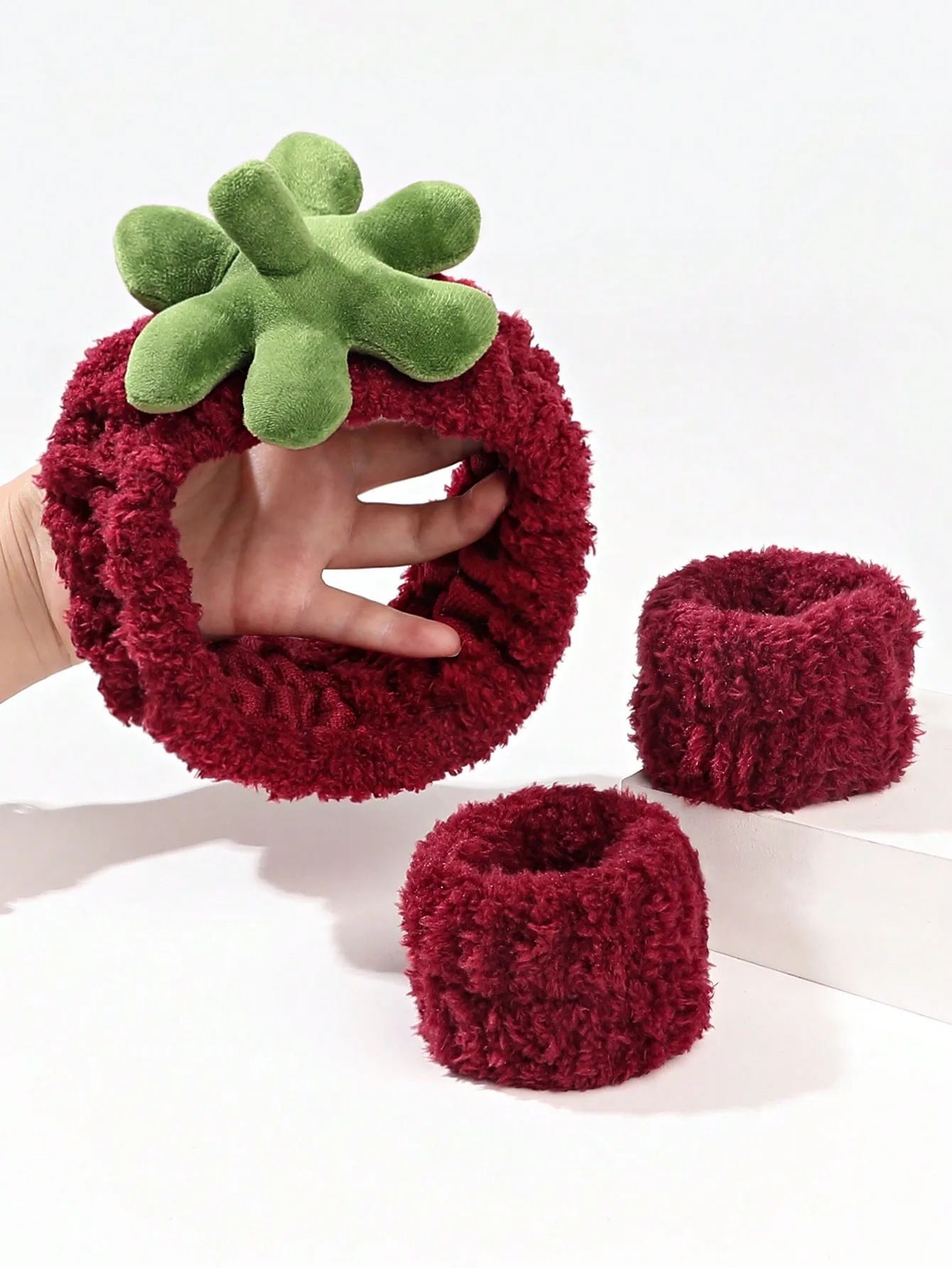 3-teiliges Set mit roten Erdbeer-Stirnbändern und Armbändern, niedlich gepolstert, weiches Frottee, Haarschmuck für Frauen und Mädchen, Hautpflege-Haarband – Detail 4