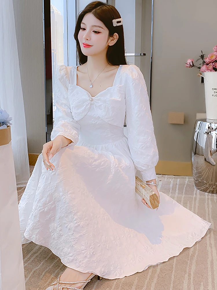 เดรสยาวแขนยาวคอเหลี่ยมลายแจ็คการ์ดสีขาวสไตล์ฤดูใบไม้ร่วงสำหรับผู้หญิง ดีไซน์หรูหรา สวมใส่สบายๆ อยู่บ้าน แฟชั่นเกาหลี 2025 ทรงเข้ารูป