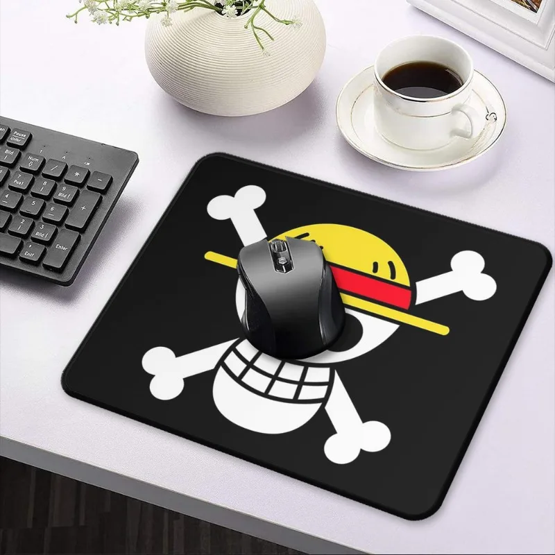One Piece Cartoon Mauspad Monkey D.Luffy Skull One Piece Strohhut Piraten Trompetenbanner Mousepad Schreibtischunterlage