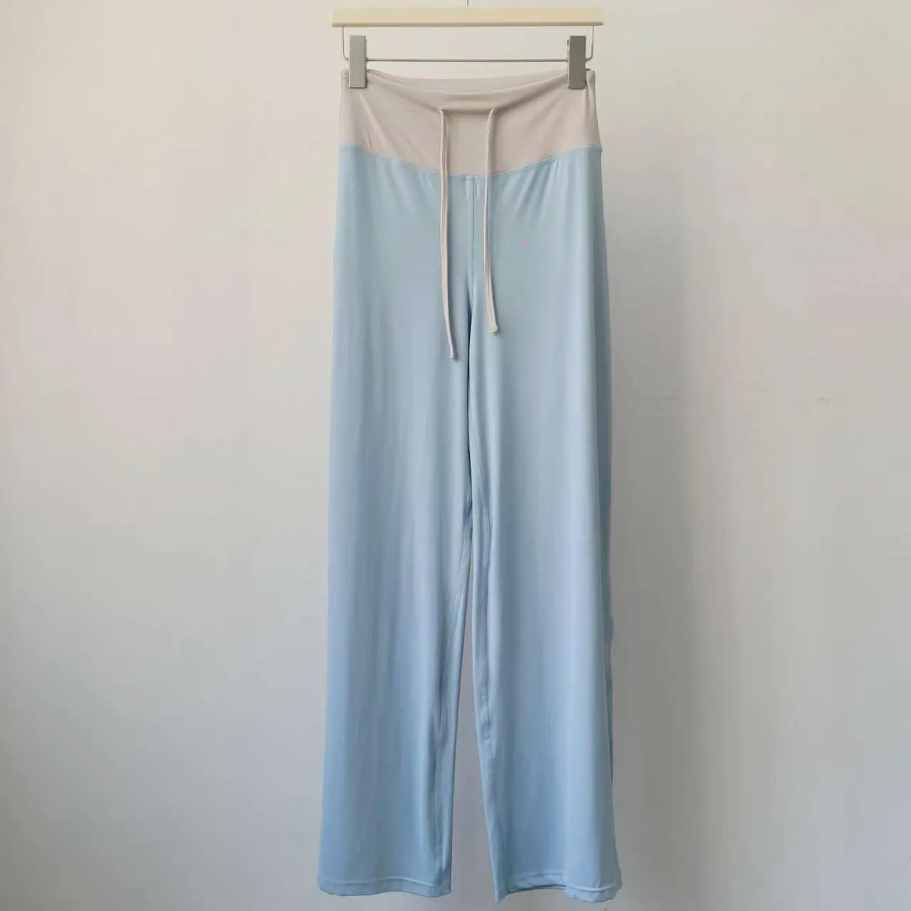 Kontrastfarbene Sporthose für Damen, Leggings mit hoher Taille, figurformende Yoga-Hose, lockere Pilates-Trainingshose, gerade geschnittene Fitnesshose. – Detail 3