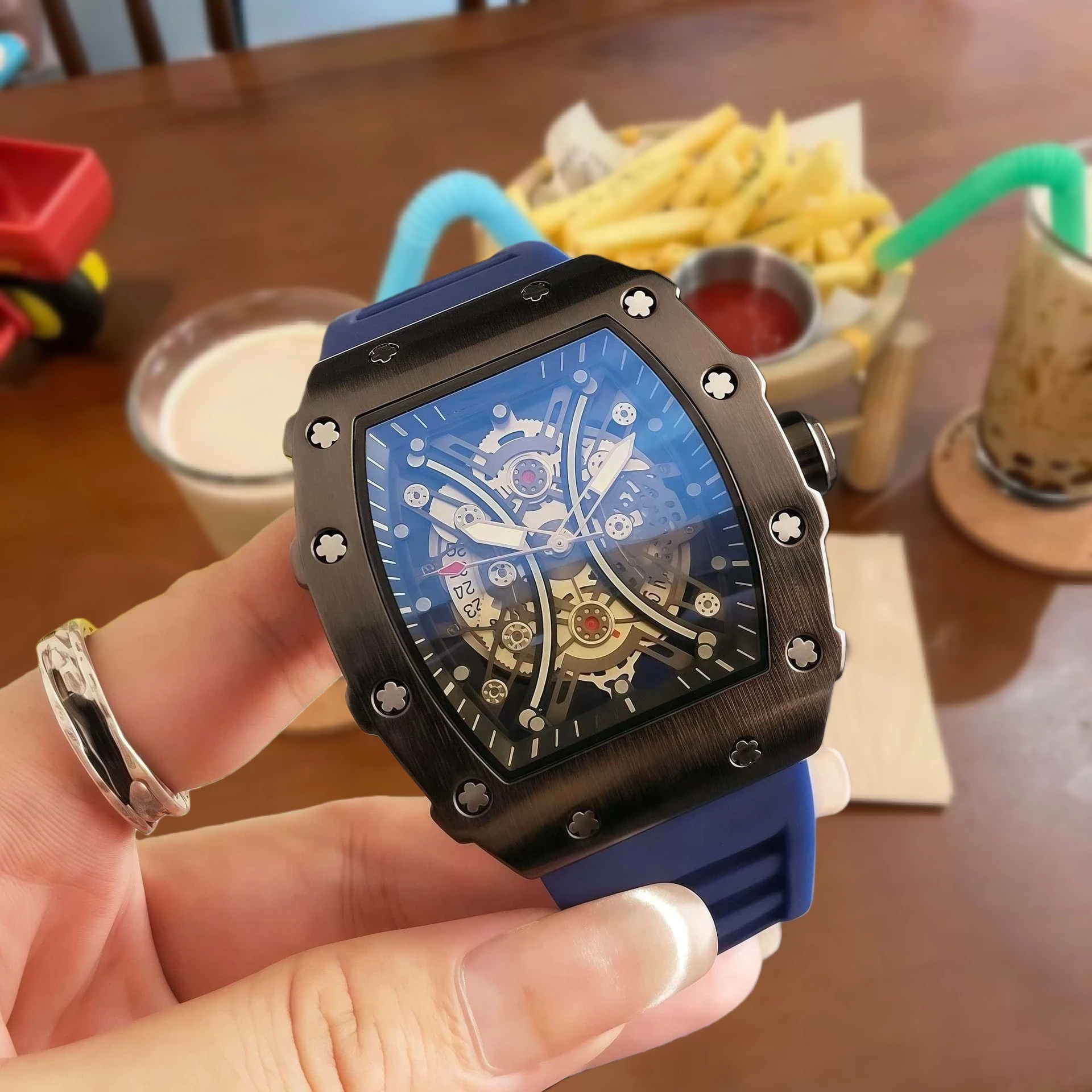 ساعة الهيكل العظمي الفاخرة للرجال ساعة اليد مضيئة الهاتفي مصمم جديد الماس لهجة حركة الكوارتز ساعة الموضة عالية الجودة