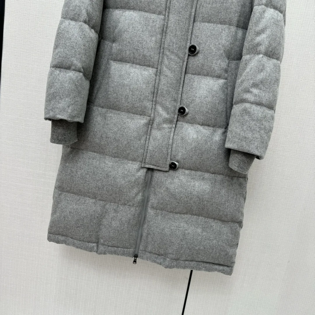 ملابس نسائية موضة 2025 سترة طويلة بسيطة مع ياقة مكدسة وتصميم أزرار خريف وشتاء جديد 1103