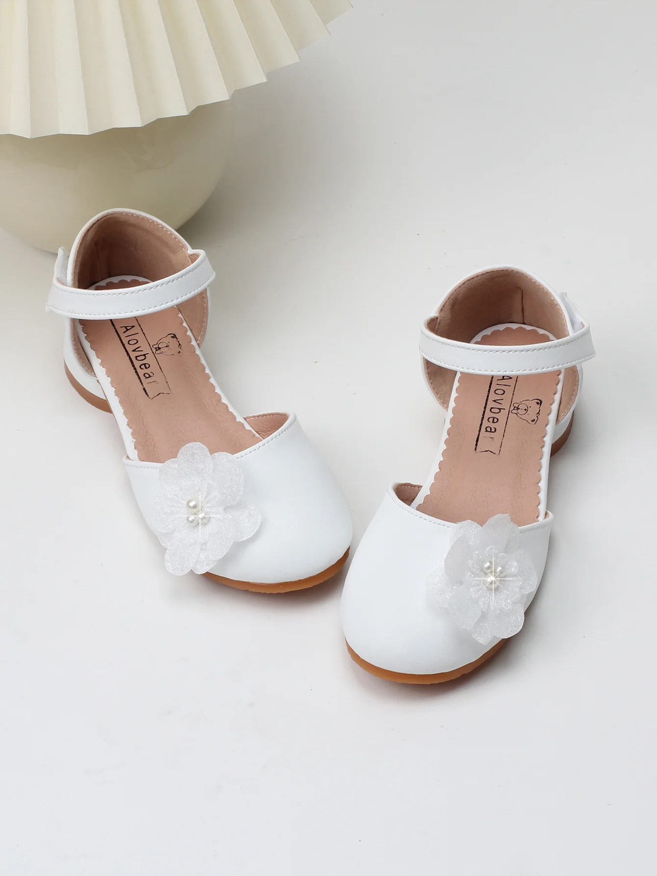 White girl flat shoes summer new comfortable and non slip children\'s princess shoes flower decorated little girl hollow sandals