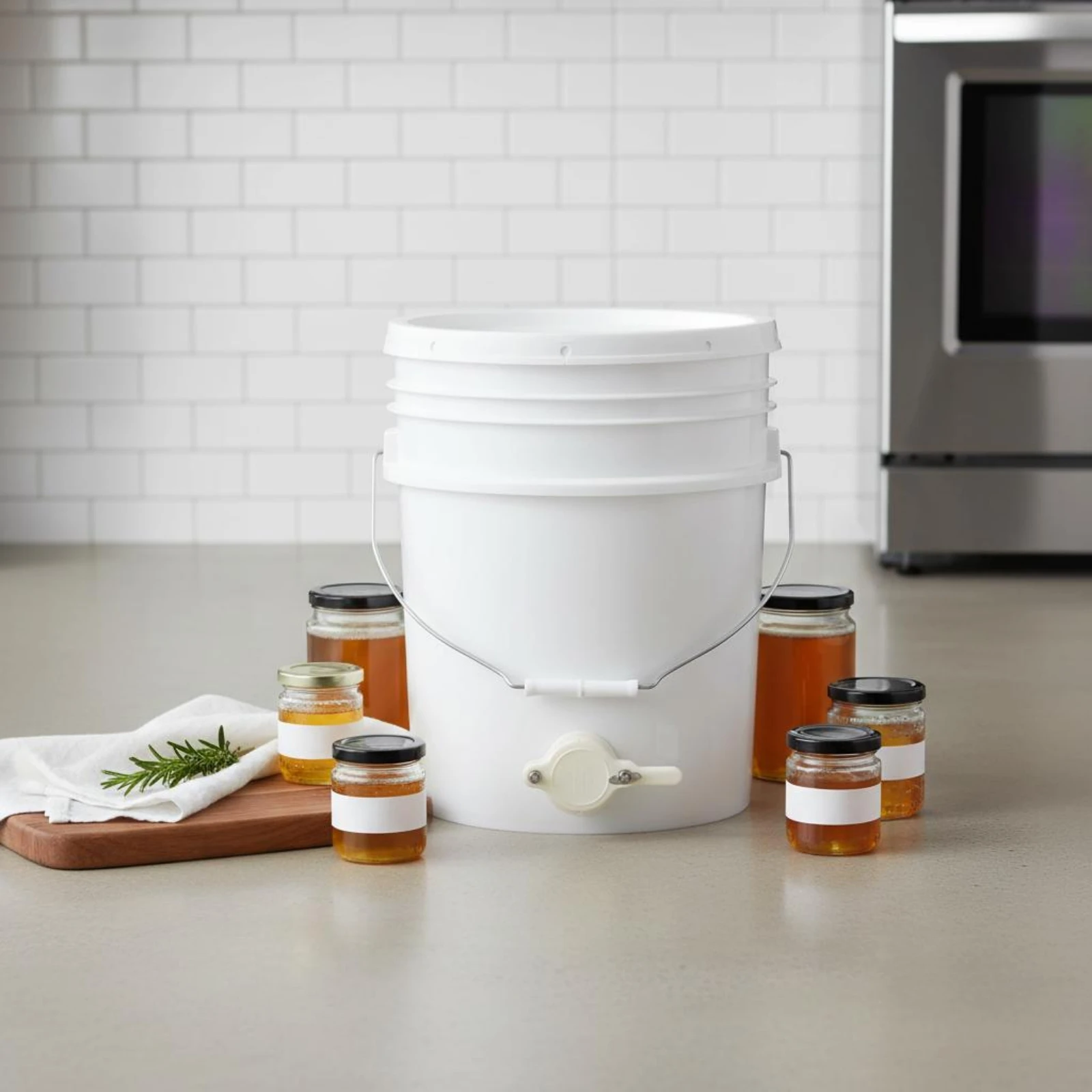 Plastic Honey Pail with Spigot Sealing Lid Honey Pail with Gate Spigot Beekeeping Bottling Pail Convenient Carry Handle view 6