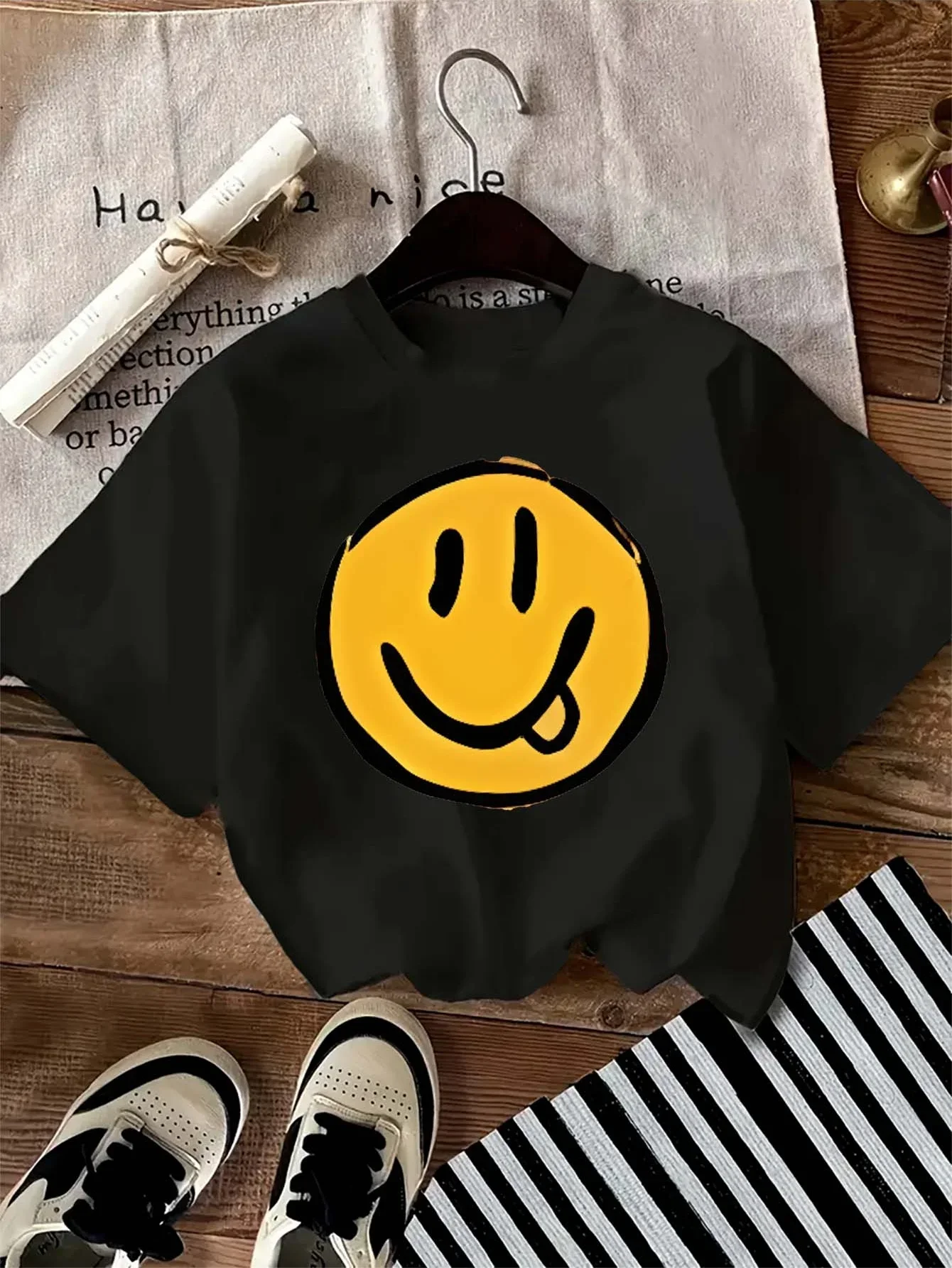 Yellow smiley face print short-sleeved T-shirt casual and versatile style suitable for women's summer daily wear and going out