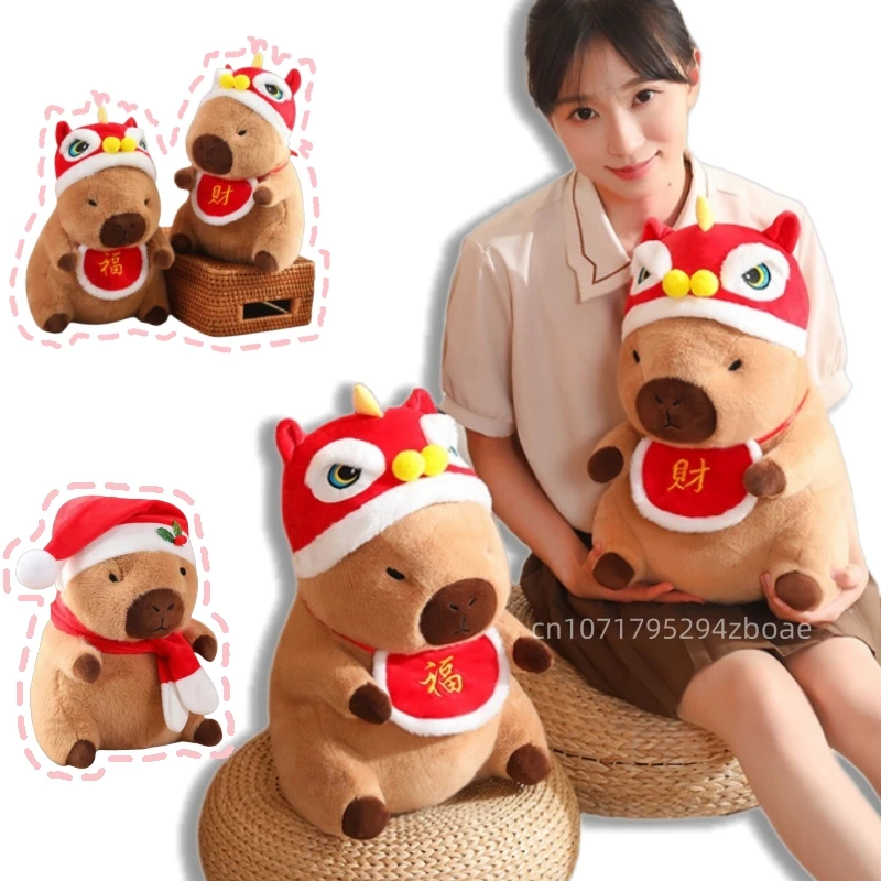 2025 40ซม.ใหม่ปีการ์ตูนCapybaraตุ๊กตาPlushหมอนSantaหมวกหมวกสิงโตLucky Fortune Bib Capybara Plushของเล่นตกแต่งบ้าน