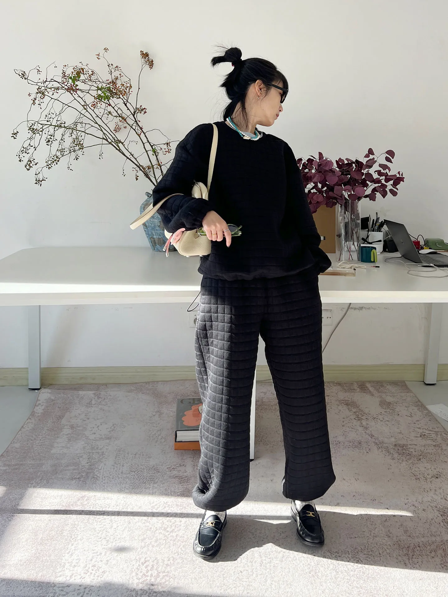 

Мягкий комплект из хлопковой смеси: брюки с капюшоном и завязками, шикарный зимний наряд для женщин, комплект из двух предметов: футболка с длинным рукавом и круглым вырезом, с клетчатым принтом.